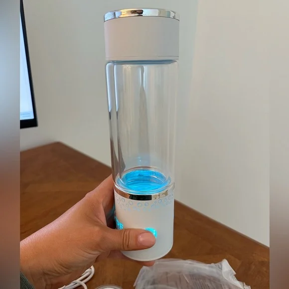 Lumiere Hydrogen Infusing Water Bottle - Has many health benefits! - Picture 2 of 14